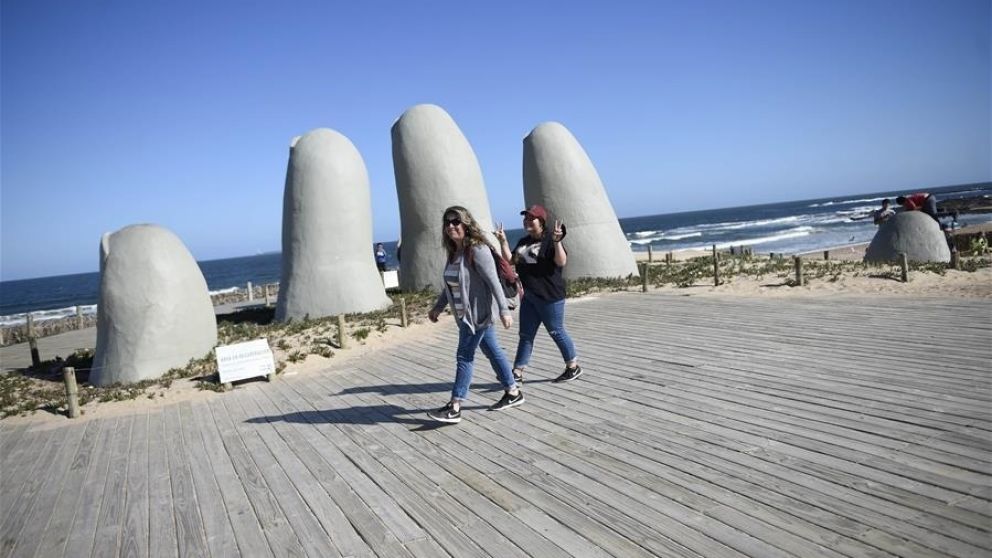 Por el poco turismo, los restaurantes contratan menos mozos