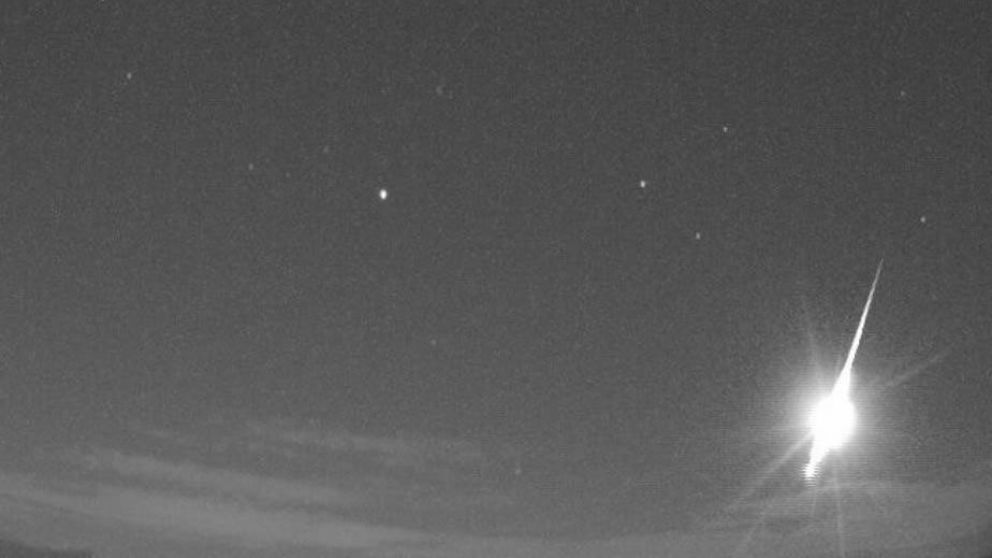 La bola de fuego provocó luces de colores y un gran estruendo.