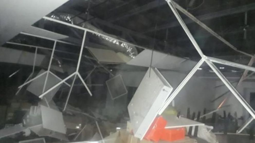 Se desmoronó la estructura de un edificio en San Juan.