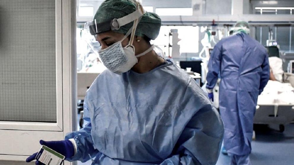 De las 425 nuevas muertes notificadas por coronavirus , 244 son hombres y 164 son mujeres. (Télam)