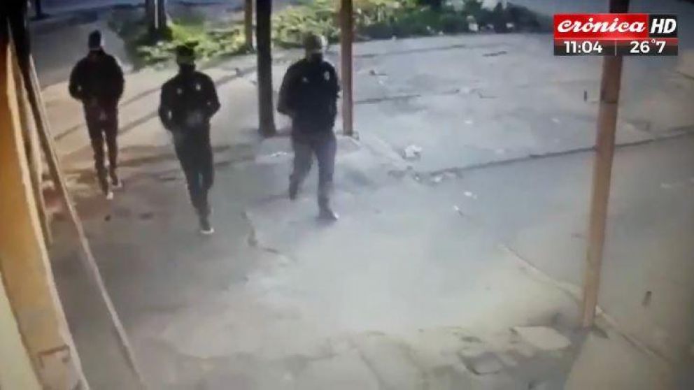 El momento en el que los sujetos ingresan al lubricentro (Captura de TV).