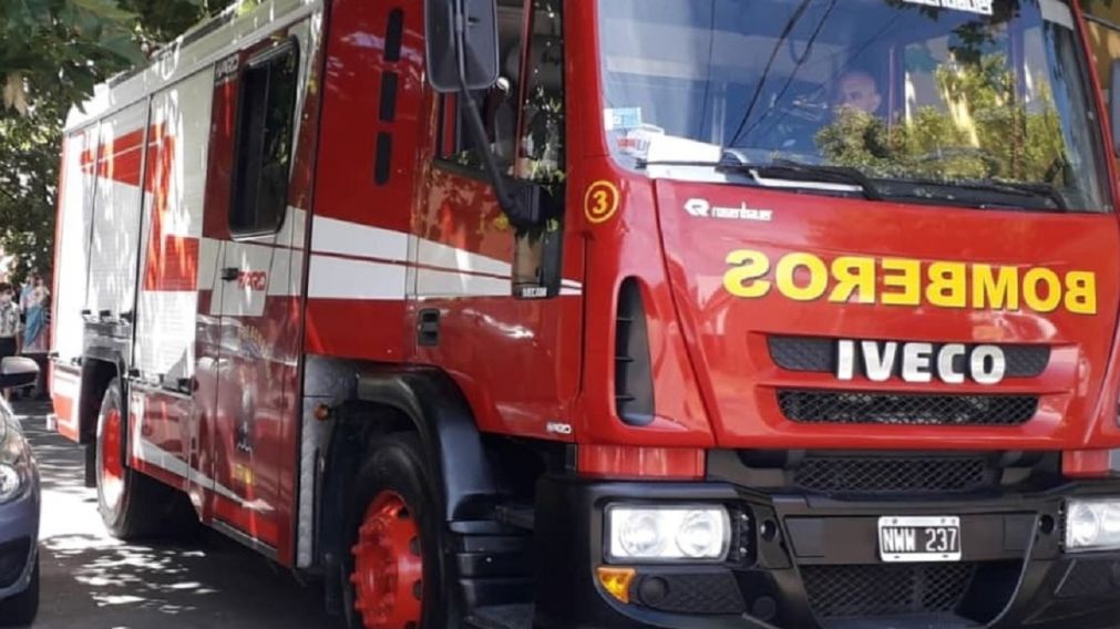 H�roica labor de bomberos al rescatar a dos ancianas en medio del fuego