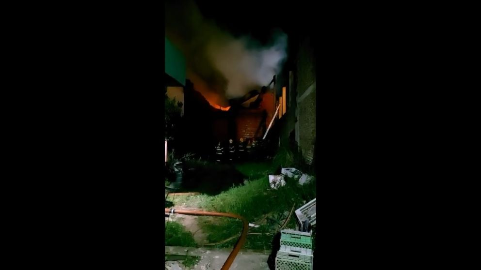 Grave incendio en una fábrica de maniquíes en Solano: evacuaron 25 familias