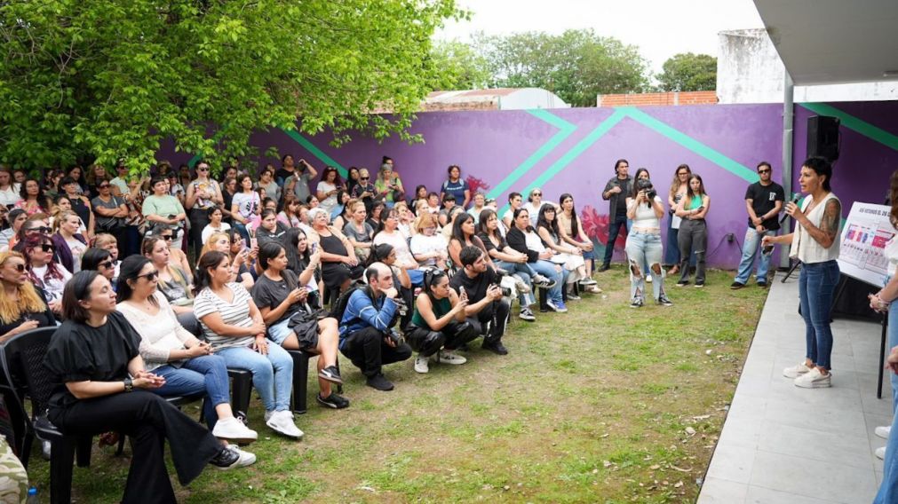 Mayra Mendoza recorri� el centro territorial de pol�ticas de g�nero junto a Jimena L�pez