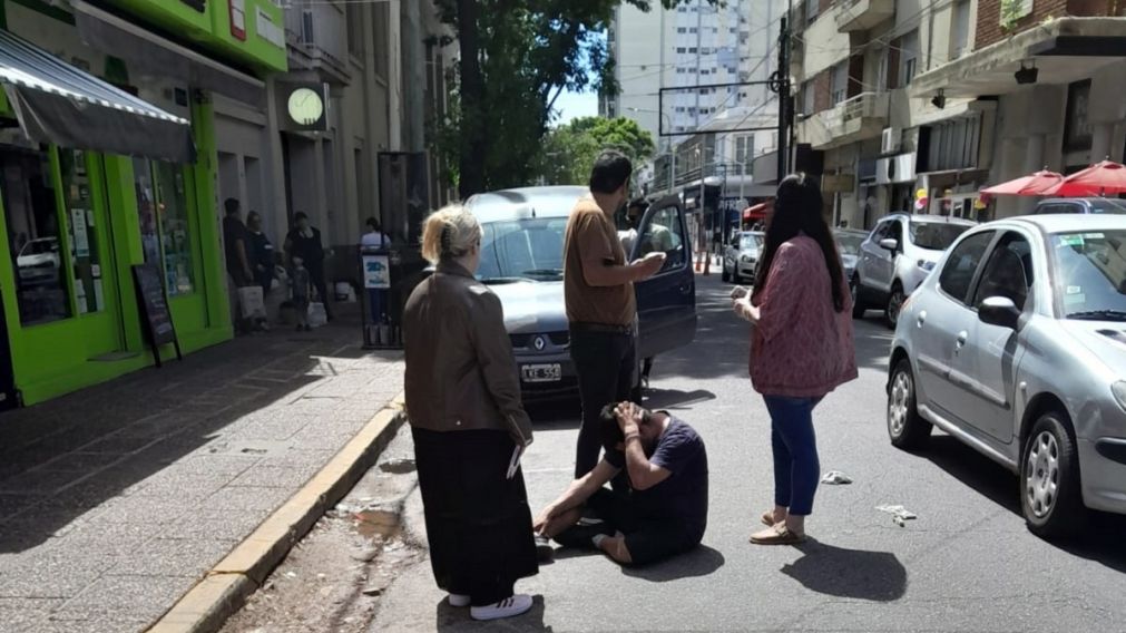 Batalla por el territorio: cuidacoches se enfrentaron a golpes en el corazón de la ciudad