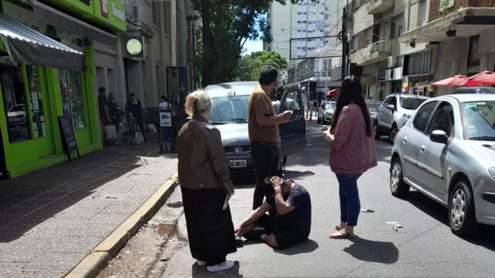 Batalla por el territorio: cuidacoches se enfrentaron a golpes en el corazón de la ciudad