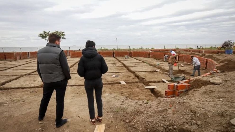 El día después de la elección: Mayra Mendoza recorrió obras
