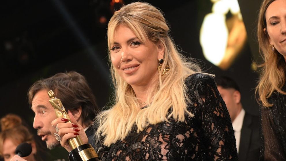 Escándalo: Wanda Nara se habría robado la estatuilla de los Martín Fierro y los productores de "Bake Off" estarían furiosos.
