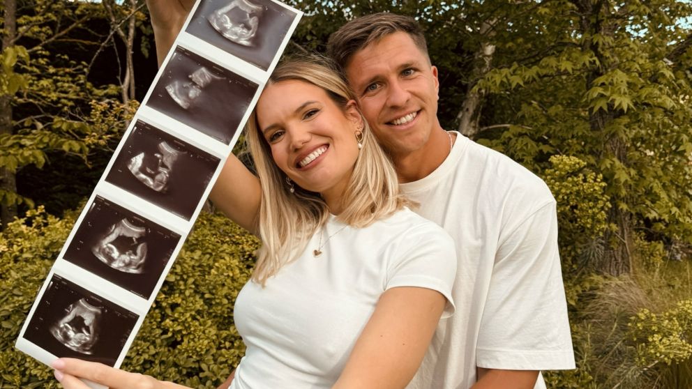 Eva Bargiela y Gianluca Simeone confirmaron que esperan a su primer hijo: "Te esperamos con mucho amor..." (Instagram/@evabargiela y @giansimeone).