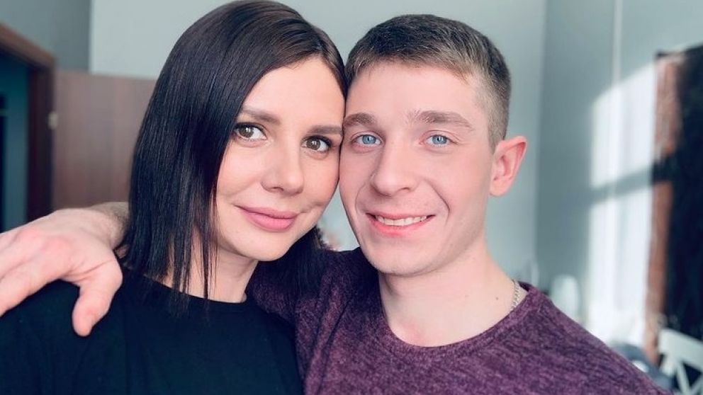 El matrimonio feliz entra la influencer y su joven esposo.