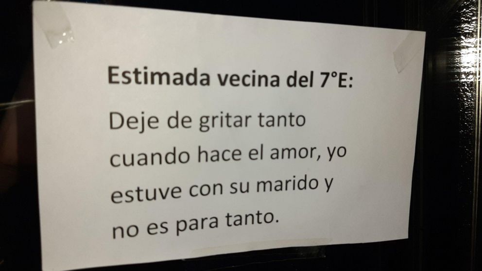 El mensaje que dio inicio al "cartelito-gate" que fascinó a los usuarios (Twitter).