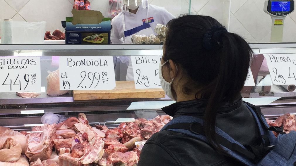 Los clientes la piensan dos veces antes de comprar. (Carlos Ventura/Crónica)