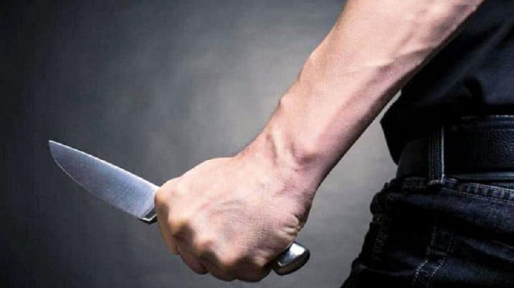 El hombre que amenazó con un cuchillo y violó a la mujer aún está prófugo.
