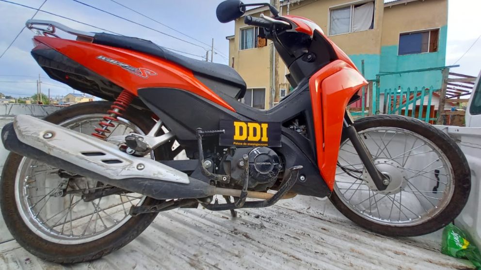 Esta es la motocicleta robada que fue incautada en poder de ambos delincuentes.