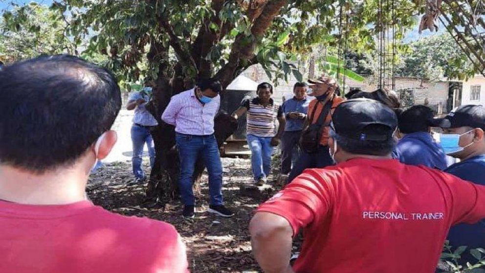 Así ataron de un árbol al alcalde del municipio Frontera Comalapa.