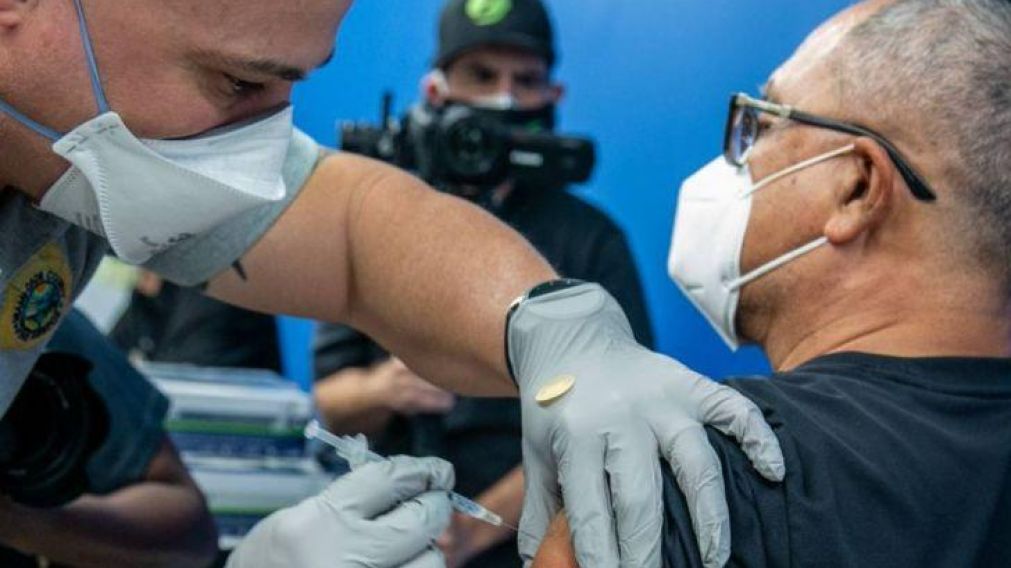 Mexicano apela a un tratado para que se vacune a los migrantes en Estados Unidos.