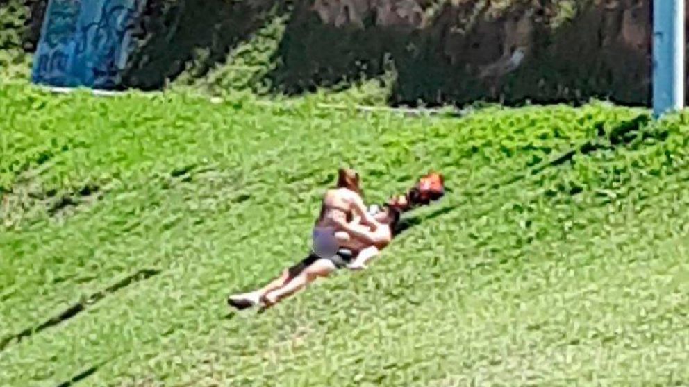 Así escracharon a los jóvenes teniendo sexo en el Parque San Martín de Mar del Plata.