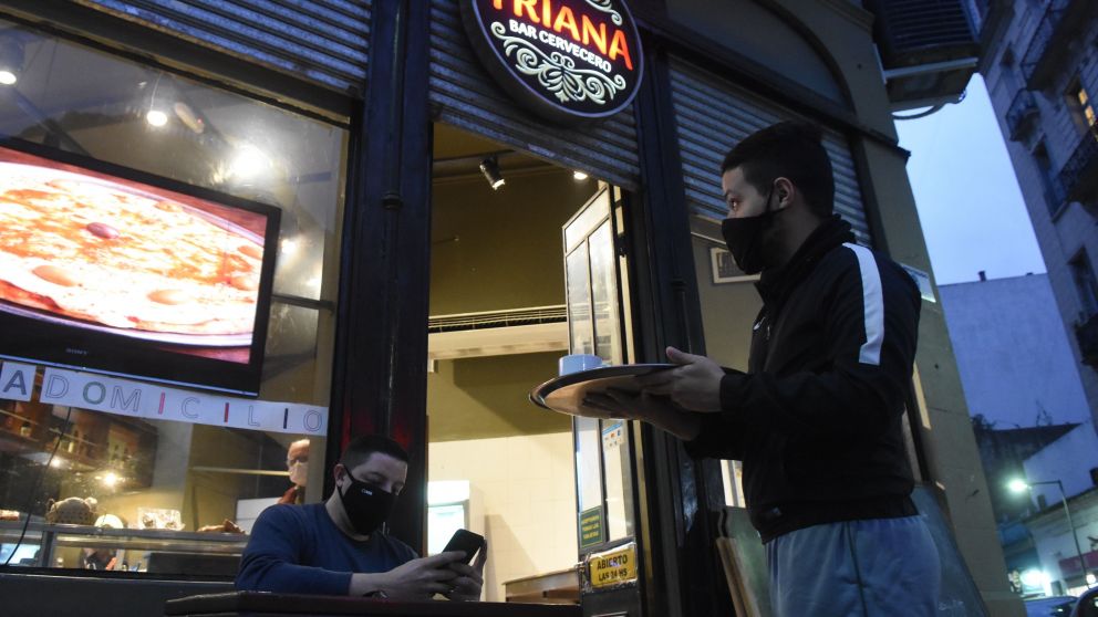 Los bares y cervecerías achicaron su horario de apertura nocturna.