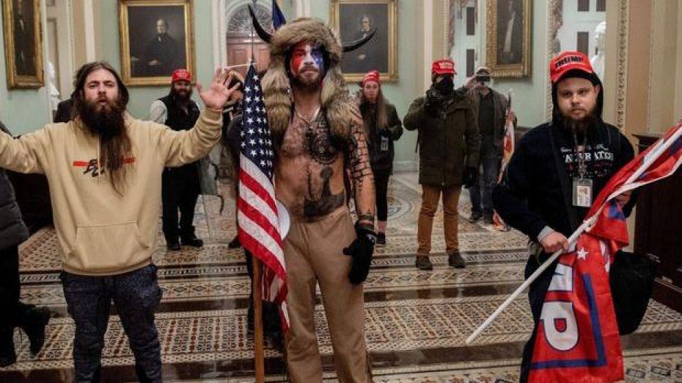 Toma del Capitolio: caen el hombre de los cuernos y dos manifestantes identificados.