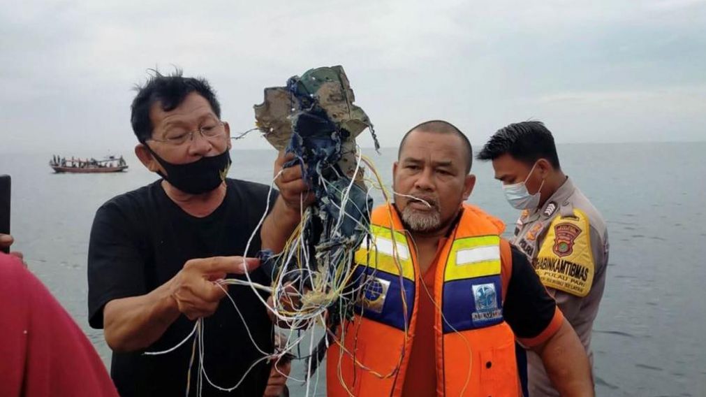 Algunas fuentes indican que al avión cayó al mar de Java (Télam).