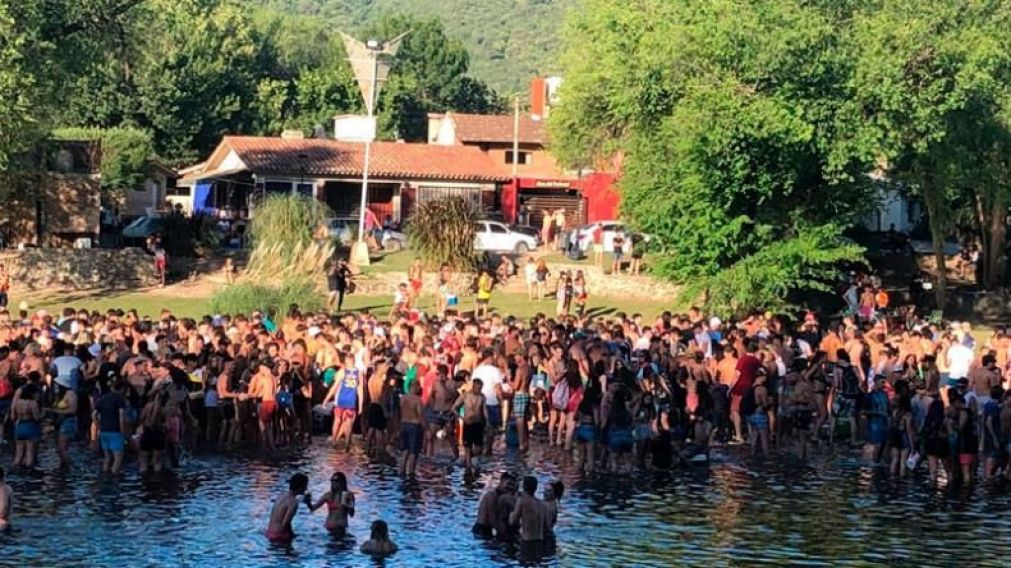 Sin distancia ni barbijo, cientos de jóvenes se reunieron a la orilla del río en un balneario en Córdoba