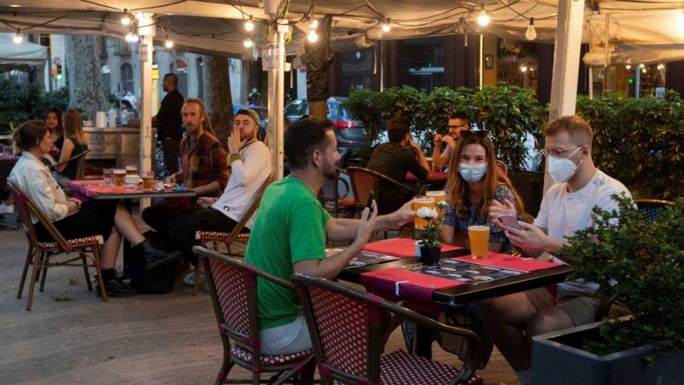 Cantar, re�r y gritar son acciones que pueden aumentar los riesgos de contagio en una fiesta, incluso al aire libre.