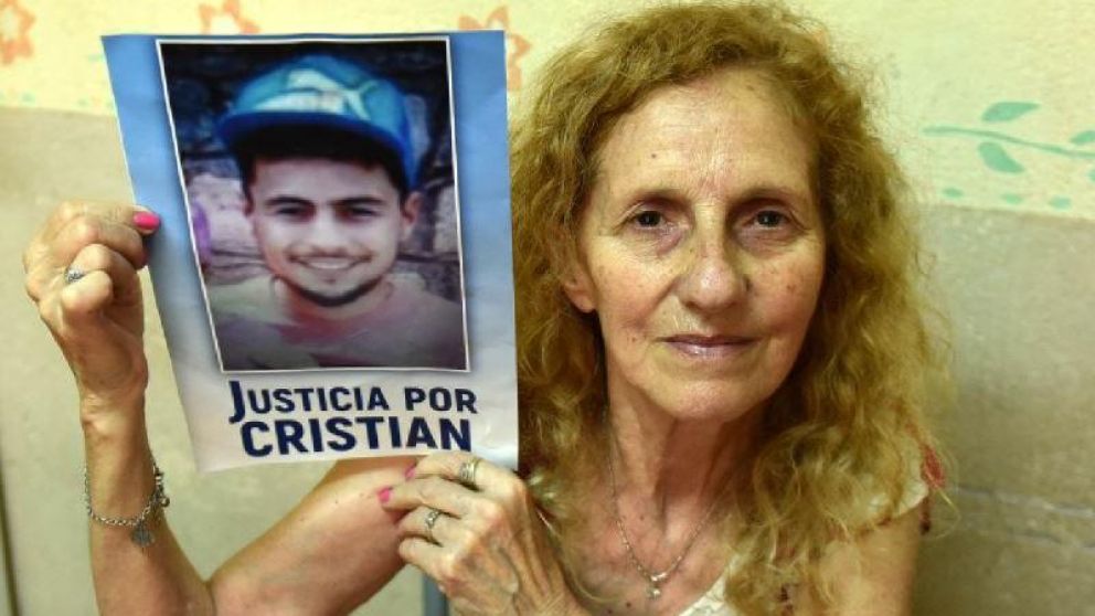 Rosa, la madre de Cristian Robledo exige justicia (La Voz de San Justo).