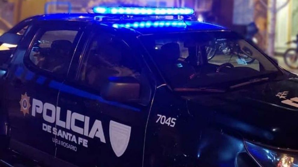 El suegro encontró a la mujer tendida en el piso, desangrándose.