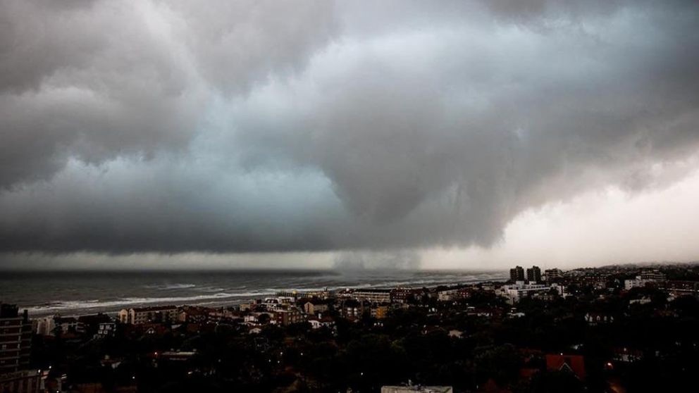 El cielo de Pinamar se tiñó de gris por la tromba que azotó la región.