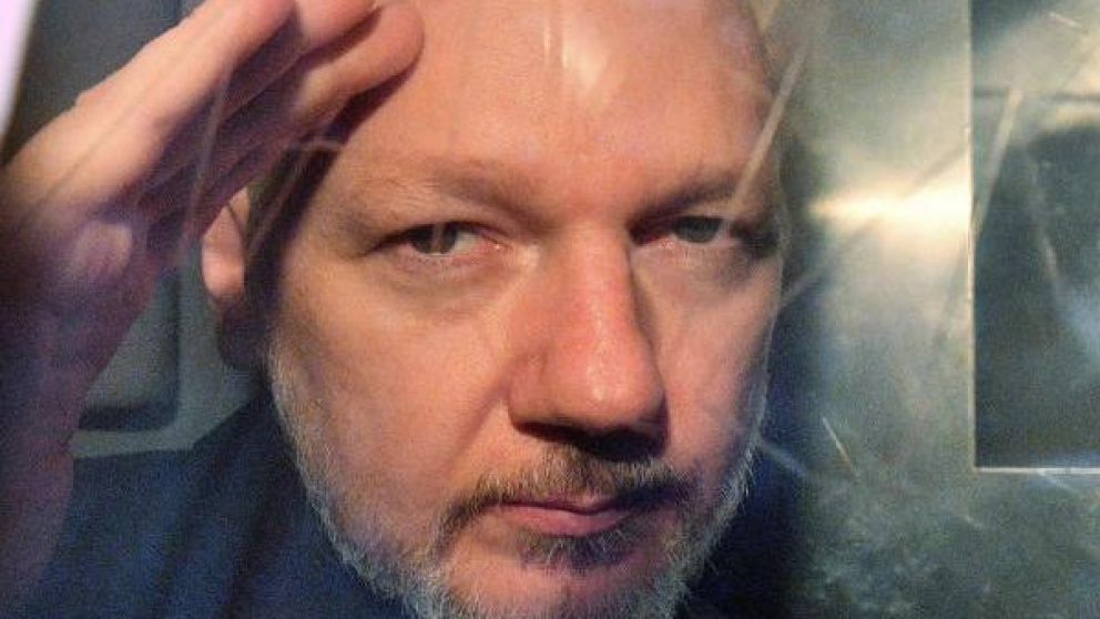Juli�n Assange enfrenta cargos por espionaje y pirater�a en Estados Unidos por los que podr�a recibir m�s de 150 a�os de prisi�n.