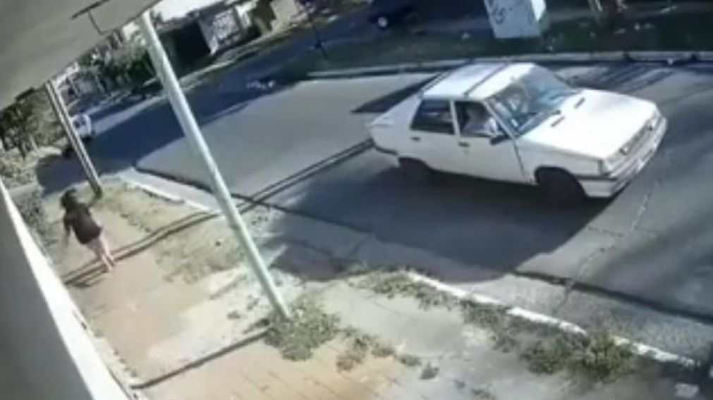 La chica comenzó a correr en dirección contraria al vehículo de los acusado pero ellos la siguieron (Captura).
