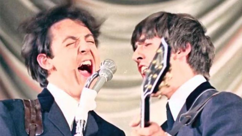 Paul McCartney, junto a George Harrison, en The Beatles (Archivo).