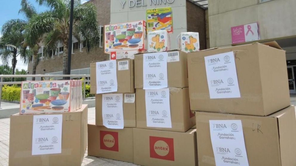 Fabiola Ya�ez don� juguetes para ni�os y ni�as internados hospitales en el D�a de Reyes.