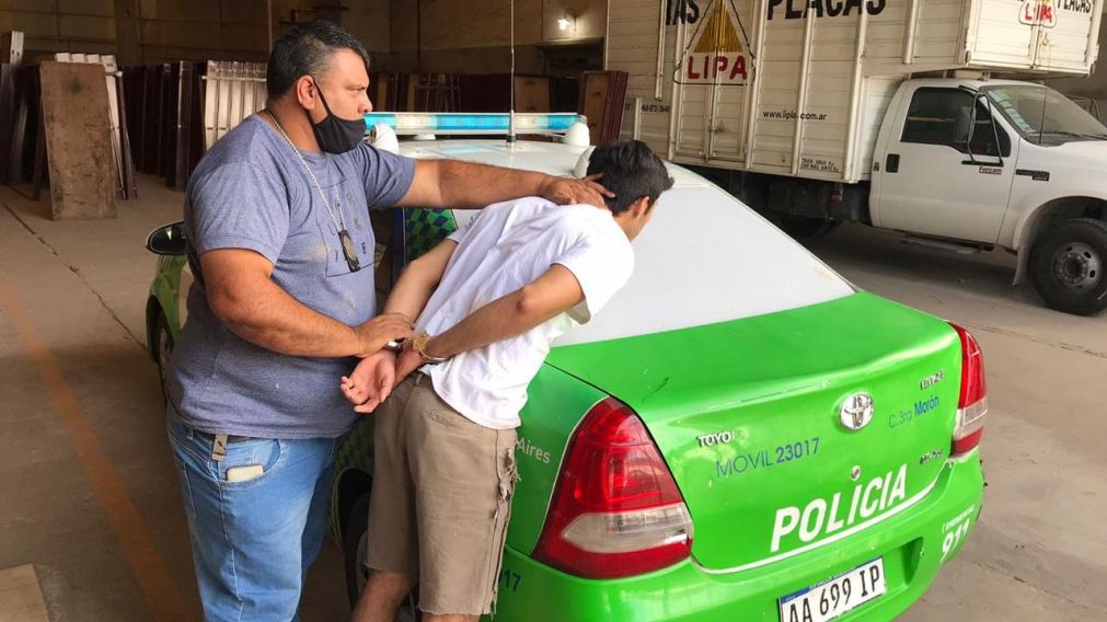 El joven de 25 años acusado de abuso siendo detenido cuando llegaba a su trabajo.