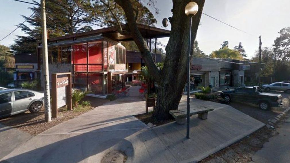 Asesinan de tiro en el cuello a una mujer en pleno centro de compras.