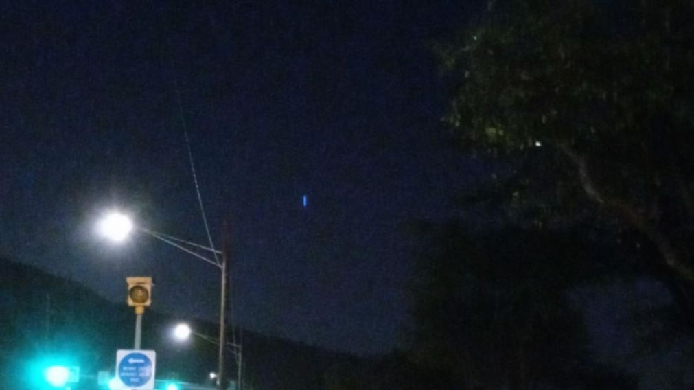 El objetó azul iluminando la noche de Hawaii. (Captura de pantalla)