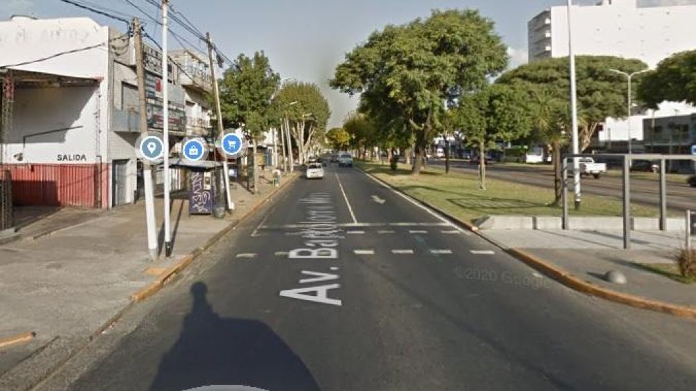 Avenida Mitre y Otero, Sarandí, el lugar donde ocurrió el ataque que terminó con un hombre apuñalado (Google Street View).