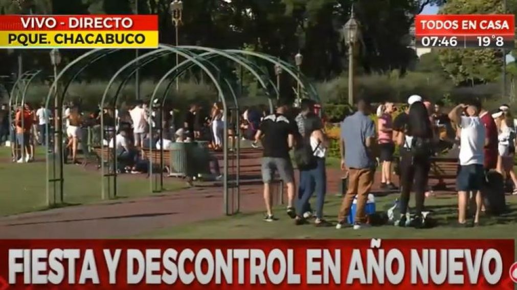 Muchos jovenes no respetaron las medidas de prevención y llevaron bebidas alcohólicas en heladeritas (Captura de pantalla).