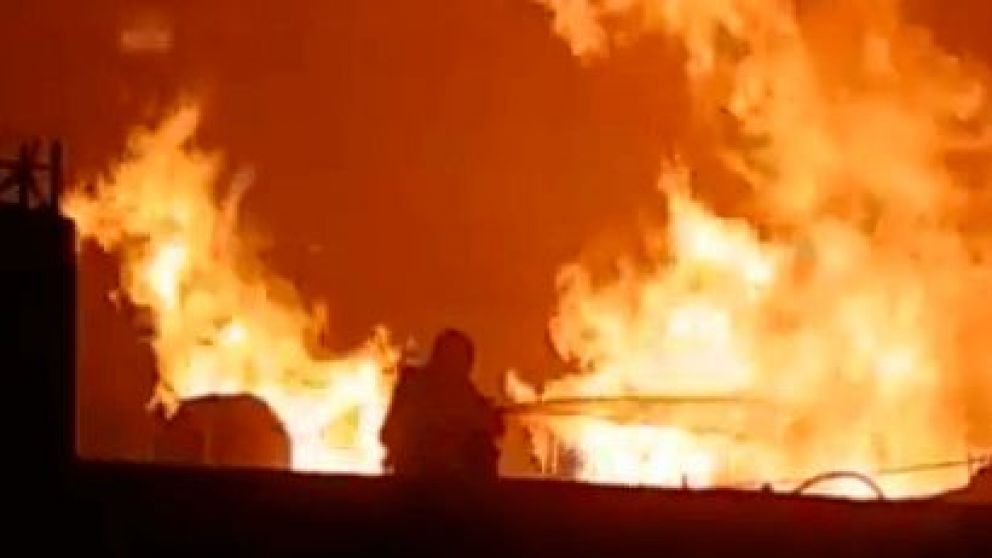 Una bengala generó un impresionante incendio en un depósito de mar del Plata.
