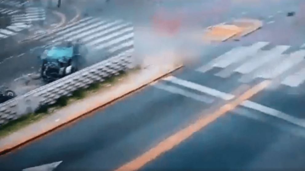 Murió otra de las jóvenes atropelladas que viajaban en moto en La Paternal (Captura de vdeo)