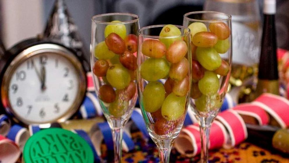 Comer las uvas promete buena suerte en los 365 días del nuevo año.
