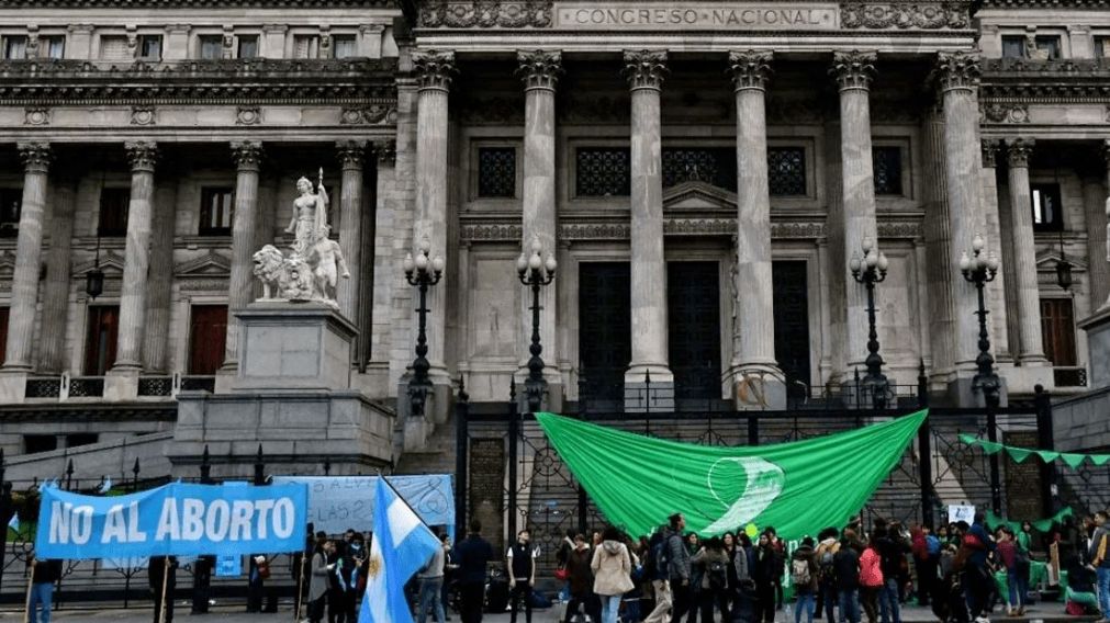 Afuera del Congreso, miles de "celestes" y "verdes" siguieron la legalización del aborto.
