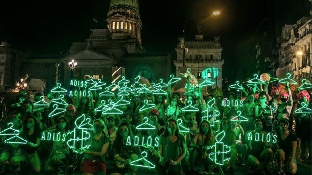 Las perchas se iluminaron en el Congreso.