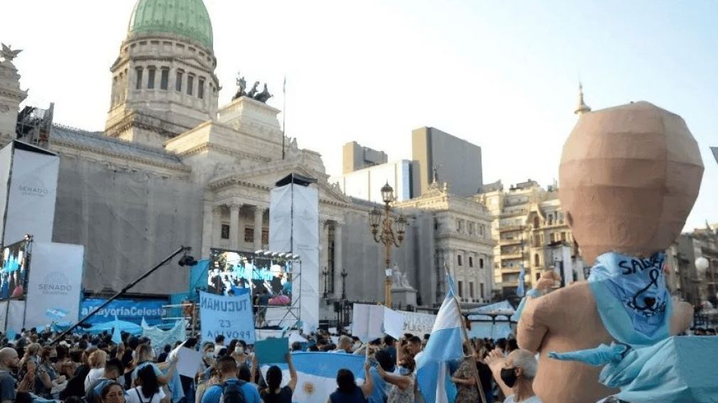 Las personas que se identifican con el pañuelo celeste a la espera de la decisión de los senadores.