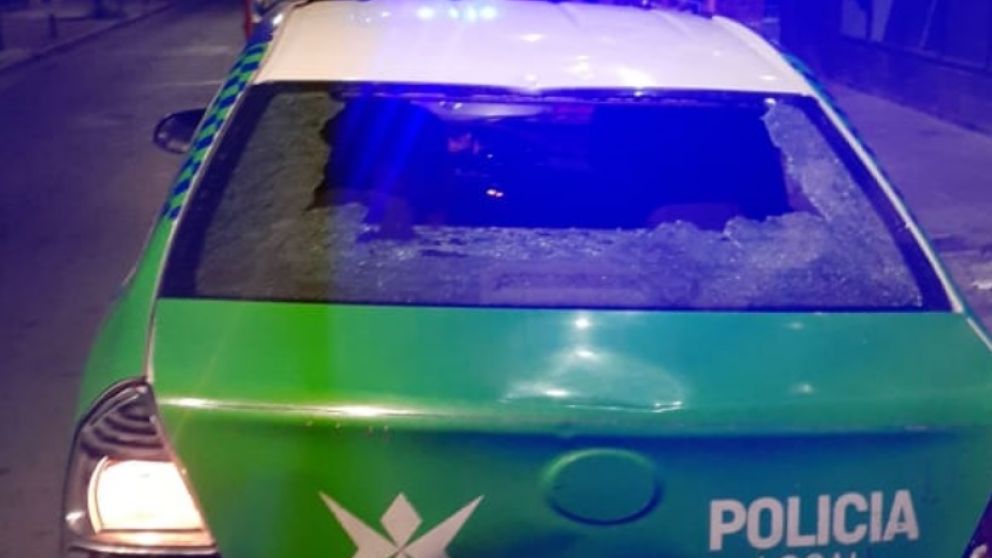 La luneta de un patrullero fue destrozada a pedradas por el grupo de justicieros.