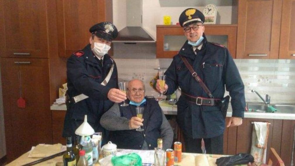 Fiorenzo y su brindis con los carabineros.
