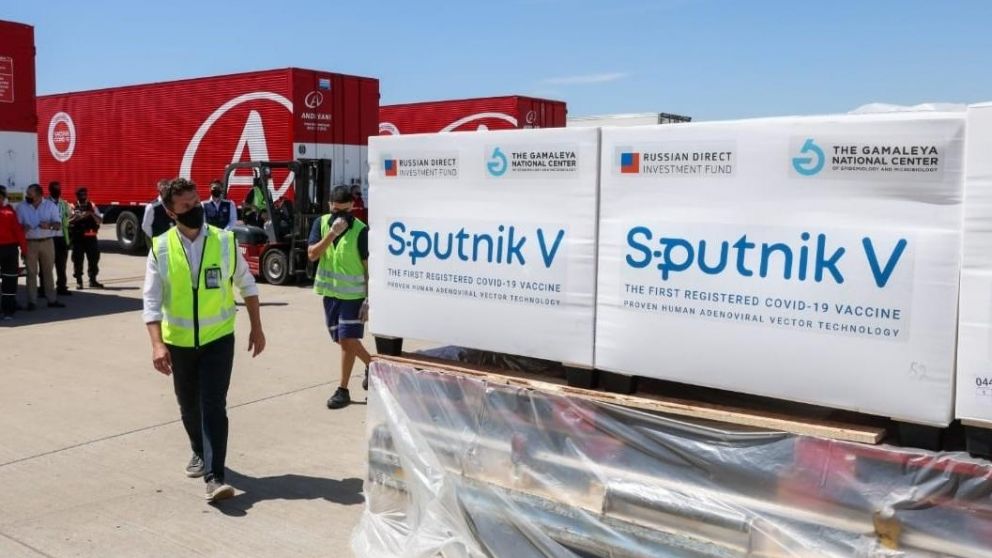 Las vacunas Sputnik V son trasladadas hacia los camiones refrigerados.