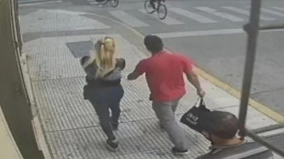 El joven detenido acompañó y cargó las bolsas de las compras de Villa Salazar (Captura).