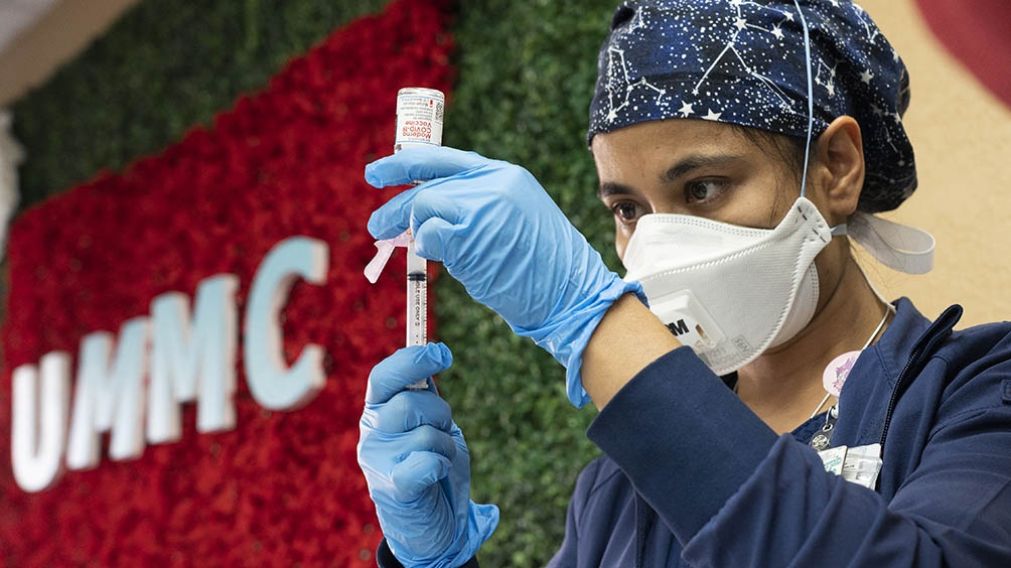 A los investigadores les preocupa que las mutaciones disminuyan un poco la efectividad de las vacunas contra el coronavirus (Télam).