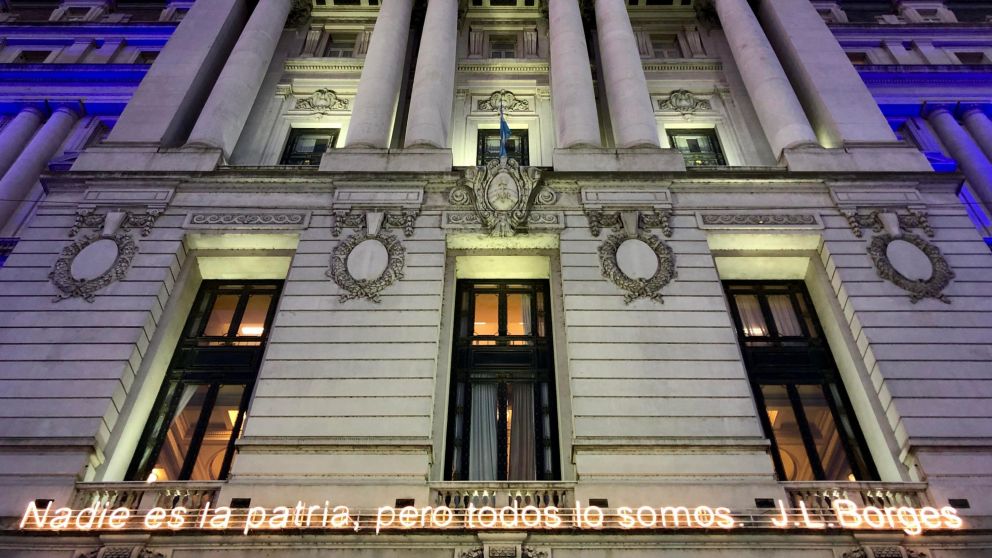 El cartel con la frase de Jorge Luis Borges “Nadie es la patria, pero todos lo somos”, fue retirado del CCK.